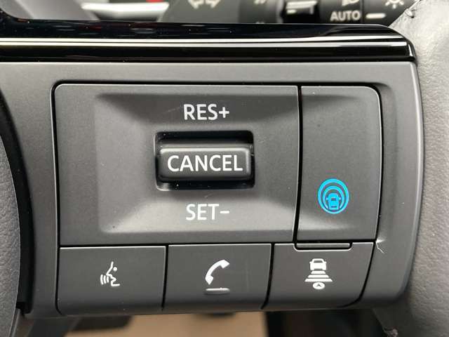 ステアリングのプロパイロットボタンで高速道路で運転のアシストをしてくれます。