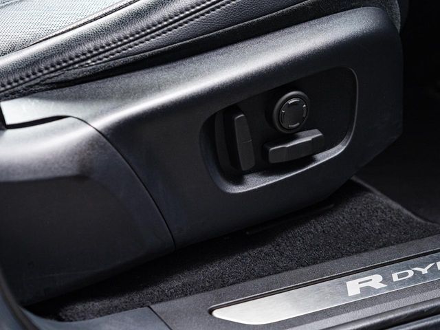 電動パワーシートですので運転中のシート調節も安全に行えます。微調整も可能ですのであなただけのドライビングポジションを実現します。