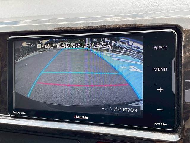 【カラーバックモニター】を装備しております。リアの映像がカラーで映し出されますので日々の駐車も安心安全です。