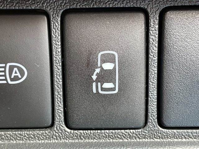 【電動スライドドア】運転席よりボタンひとつで開閉可能なスライドドアです。雨の日のお迎えの時など役立ちますね。