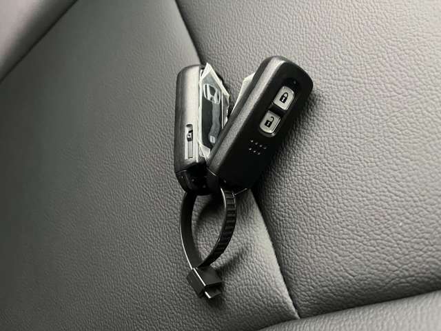 付いてて便利！とても人気の高い装備のスマートキーシステム。キーを携帯しているだけで、ドアロックの開閉並びにエンジンの始動が可能な装備です。