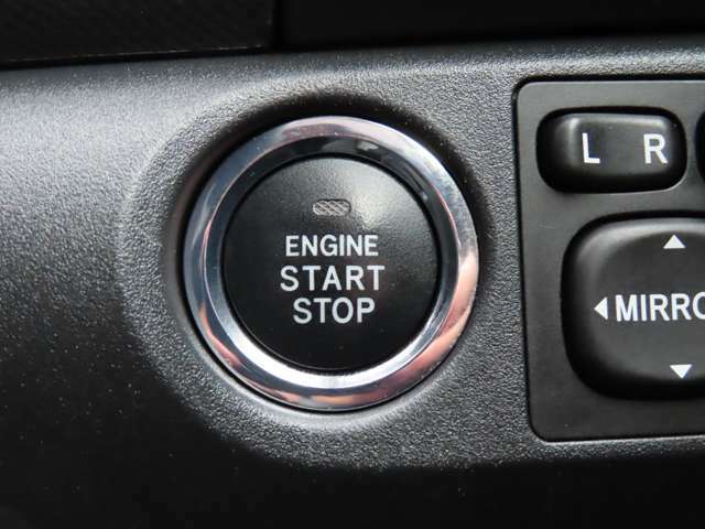 エンジンスイッチはプッシュボタン式。ブレーキを踏みながらプッシュするだけで、エンジン始動・ストップが出来ます。