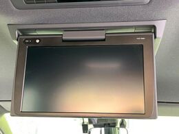 【フリップダウンモニター】大画面モニターで後席でもエンタメをお楽しみいただけます。小さなお子様にも大人気の装備です♪