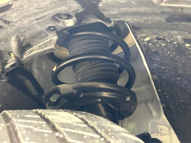 お車を安心してお乗りいただく為には、足回りの定期点検が欠かせません。サービスサポート（有償保証）では無料点検もご提供しており、安心のカーライフをお過ごしいただけるサポート体制が整っています。