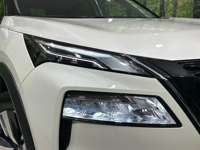 【LEDヘッドライト】悪天候や夜間走行時も良好な視界を確保し安心して運転できる高輝度LEDヘッドライトを装備！点灯速度が早く、消費電力も抑えられています。
