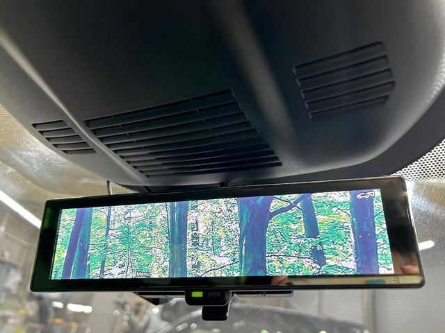 【インテリジェントルームミラー】後席の大きな荷物や同乗者で後方が確認しづらい時でも安心！カメラが撮影した車両後方の映像をルームミラー内に表示。クリアな視界で状況の確認が可能です！