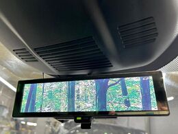 【インテリジェントルームミラー】後席の大きな荷物や同乗者で後方が確認しづらい時でも安心！カメラが撮影した車両後方の映像をルームミラー内に表示。クリアな視界で状況の確認が可能です！