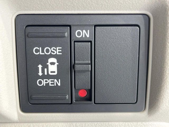 【パワースライドドア】スマートキーや運転席のスイッチでスライドドアの開閉が可能♪電動だから力を入れてドアを開ける必要が無く、小さいお子様でも、重い荷物を持っている時もラクに開け閉めできます♪