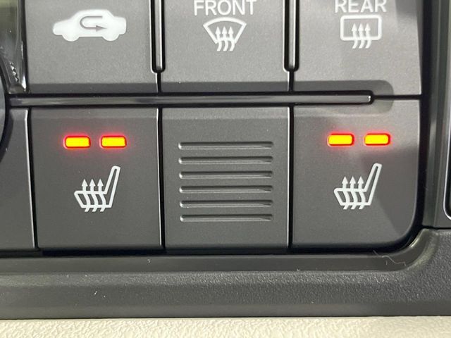 【シートヒーター】寒い日に重宝するシートヒーター！エアコンより早く温まってくれるので寒がりの人も安心ですね♪エアコンの温風は乾燥するから苦手、という方にもをおすすめです。
