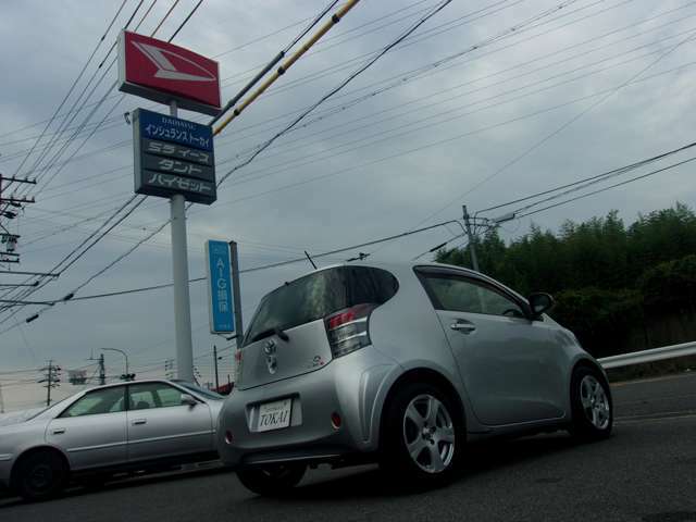 車でお越しの場合は、国道23号線の有松インターで下車して南に向かい2つ目の信号をこえて、すぐ右側にございます。カーセンサーの旗とダイハツのカンバンが目印です！