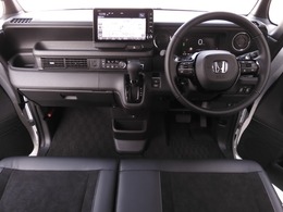 視界広々で非常に運転しやすくロングドライブでも疲れを感じさせないすっきりとまとまったインパネ周りです。