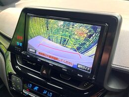 【バックカメラ】駐車時に後方がリアルタイム映像で確認できます。大型商業施設や立体駐車場での駐車時や、夜間のバック時に大活躍！運転スキルに関わらず、今や必須となった装備のひとつです！