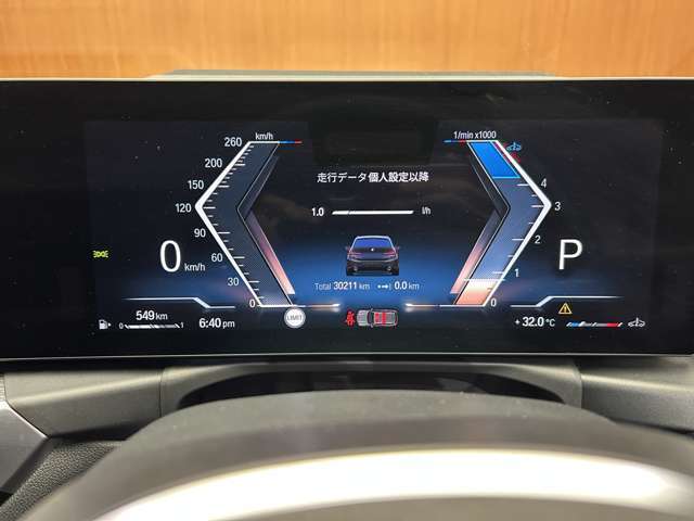 マットブラックにホワイトのLIBERALAのロゴの建物と看板が目印です。