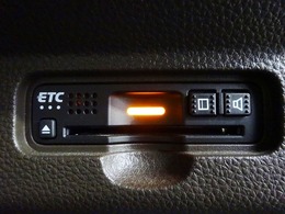 デザインスッキリのビルトイン『ETC』！高速道路の特典はもちろん、キャッシュレスなので料金所では徐行するだけで通過可能です！