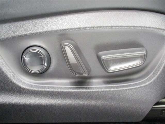 パワーシート付です♪スイッチ操作でピッタリのシートポジションに無段階で設定可能です♪