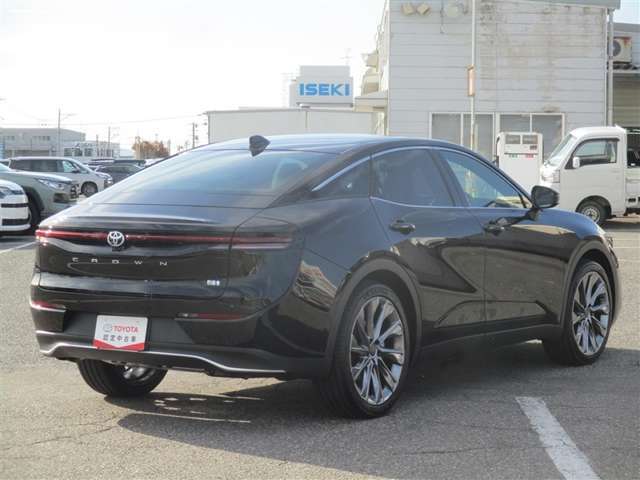 明るく広々、落ち着いた店内では、中古車のご検討・ご購入のほか、携帯電話（au）の購入等、様々なご相談に幅広く応えていきます♪