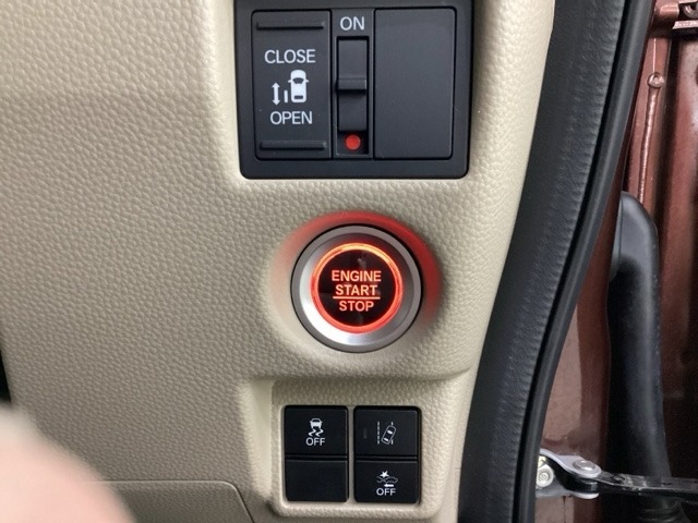 左側電動スライドドアは運転席から操作ができるよう、操作スイッチが付いています。Hondaセンシング用のVSA解除とレーンキープアシストシステムなどのメインスイッチも装備しています。