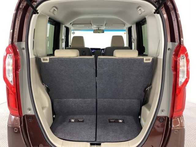 開口部も広く荷物の積み下ろしもしやすいお車となっております。シートの背もたれは5：5の割合で背もたれを可倒でき、前後のシートスライドもできるので荷室をひろげることができます。