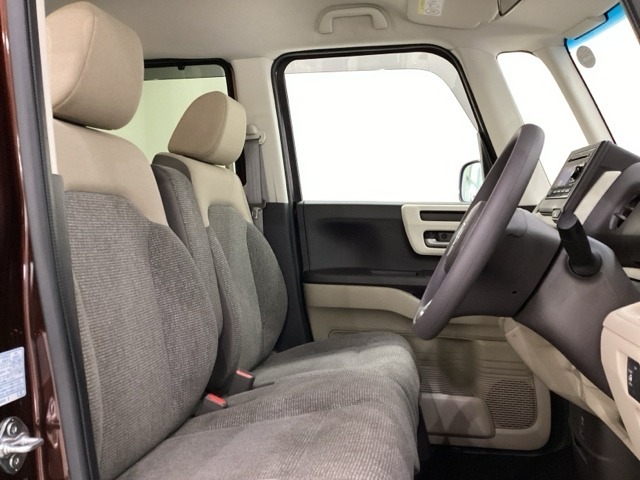 広い足元に肘掛けもついたゆったり座れるシートです。運転席と助手席の間が空いているため、助手席側への移動がスムーズです。交通量の多い道でも、助手席側から乗り降りができます。