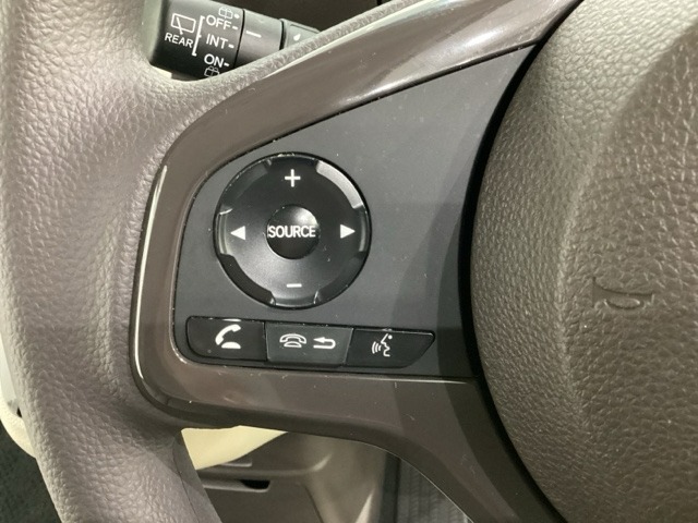 ステアリングスイッチがついていますので、オーディオのチャンネル変更、ボリューム、ジャンル変更が操作可能です。ハンドルから手を離さず安全に操作できます。