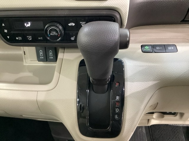 CVT車のセレクトレバーです。低速から高速まで、変速ショックのないスムーズな走りを実現するとともに、エンジン効率のよい領域を維持することで燃費にも貢献します。