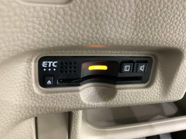 ハンドルの左下にETCがついています。高速道路の料金所の通過も楽々です。　カードの取り出しもしやすい場所についています。