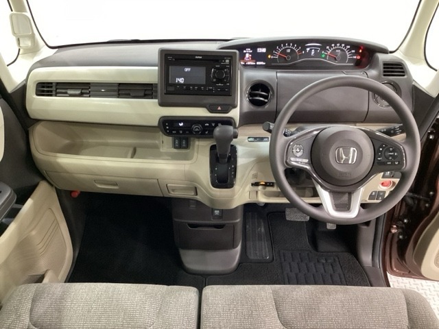 車内は光触媒抗菌消臭施工済です。スタイリッシュなデザインで暖かみのあるインパネ周りを演出します。グローブボックスやカップホルダーのほかにトレーなどたくさんの収納スペースが装備されています。