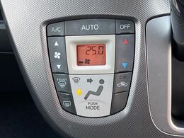 【オートエアコン】一度お好みの温度に設定すれば、車内の温度を検知し風量や温度を自動で調整。暑い…寒い…と何度もスイッチ操作をする必要はありません。快適な車内空間には必須の機能ですね♪