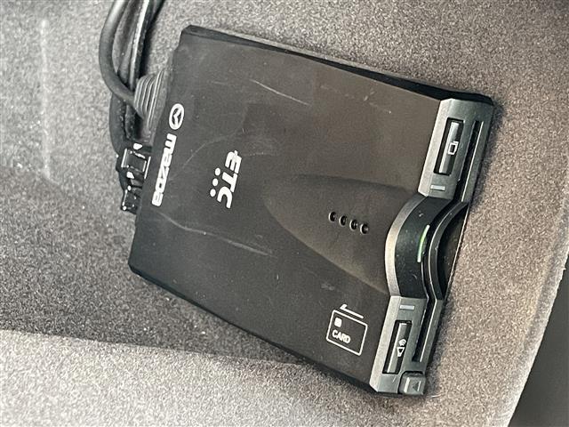 【ETC】有料道路を利用する際に料金所で停止することなく通過できる、ETC車載器（ノンストップ自動料金収受システム機器）が装備されています。セットアップを行うことで利用可能になります。