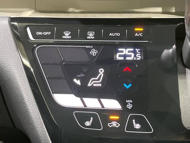 【オートエアコン】一度お好みの温度に設定すれば、車内の温度を検知し風量や温度を自動で調整。暑い…寒い…と何度もスイッチ操作をする必要はありません。快適な車内空間には必須の機能ですね♪
