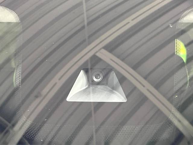 【e-アシスト】前方の車両等を検知し、衝突しそうな時は警報で注意を促し、ブレーキを踏む力をサポート。ブレーキを踏めなかった場合は衝突被害軽減ブレーキが作動、衝突回避をサポートします。