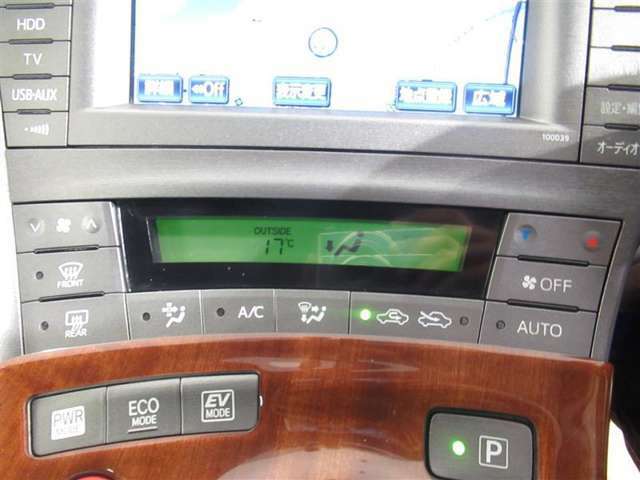 「AUTO」スイッチで車内の温度を一定に保ってくれるオートエアコン　快適装備の代名詞　もちろんマニュアル操作も可能ですよ