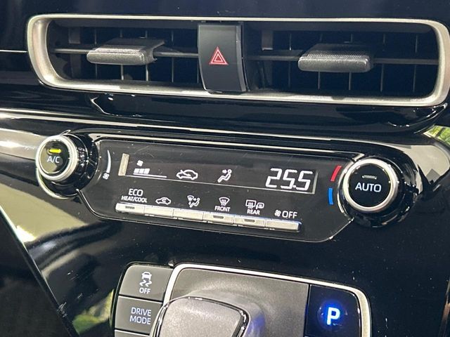 【オートエアコン】一度お好みの温度に設定すれば、車内の温度を検知し風量や温度を自動で調整。暑い…寒い…と何度もスイッチ操作をする必要はありません。快適な車内空間には必須の機能ですね♪