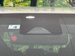 【トヨタセーフティセンス】走行中に前方の車両等を認識し、衝突しそうな時は警報とブレーキで衝突回避と被害軽減をアシスト。より安全にドライブをお楽しみいただけます。