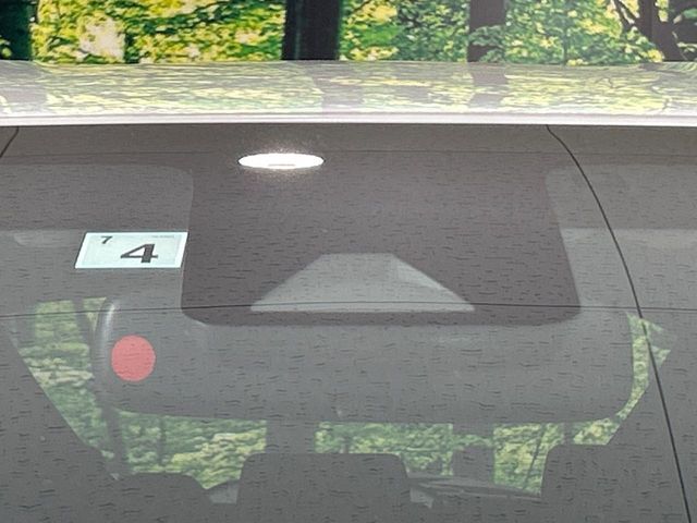 【トヨタセーフティセンス】走行中に前方の車両等を認識し、衝突しそうな時は警報とブレーキで衝突回避と被害軽減をアシスト。より安全にドライブをお楽しみいただけます。