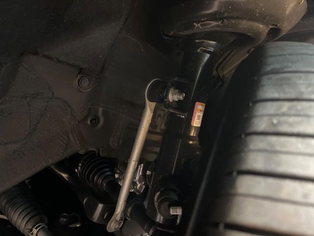 お車を安心してお乗りいただく為には、足回りの定期点検が欠かせません。サービスサポート（有償保証）では無料点検もご提供しており、安心のカーライフをお過ごしいただけるサポート体制が整っています。