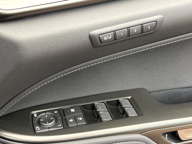 【メモリー機能付きパワーシート】ドライバーごとに設定したシート位置を記憶して、ボタン一つで切り替えできる便利な機能！運転する方が複数名いらっしゃるご家庭におすすめです♪