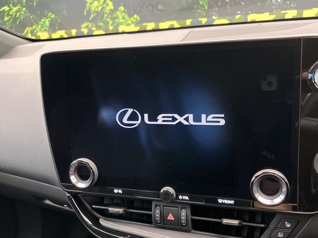 【メーカー純正ナビ】インテリアに溶け込むスタイリッシュな「専用設計」メーカーナビを装備♪視認性や操作性など基本性能にも優れ、より上質なカーライフをお楽しみいただけます。