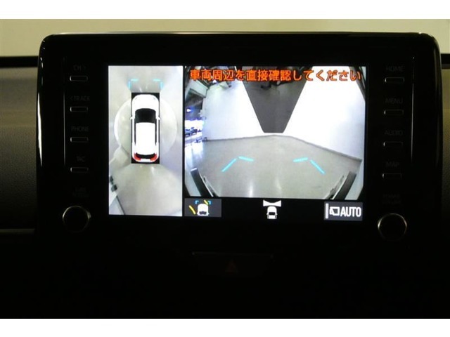 【パノラミックビューモニター】映像で、見づらい車両周辺の確認をアシスト。クルマを真上から見ているような映像を表示。 運転席から確認しにくい車両周囲の状況を把握。