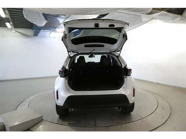 こちらはバックドアを上げた状態です。シートを倒せば荷室のスペースが広くなります！用途に合わせて快適な室内空間を！