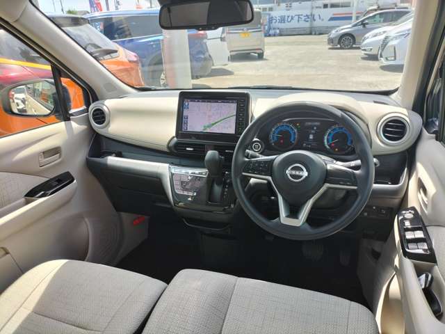 運転席まわりもお洒落ですよ。