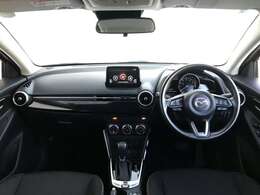 コックピットにある操作機器、情報などすべての要素をドライバー中心に左右対称に配置し、同時にそれらがドライバーに正対する造形とすることで、人とクルマの一体感を感じさせます。