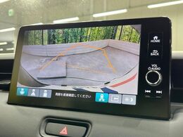 【バックカメラ】駐車時に後方がリアルタイム映像で確認できます。大型商業施設や立体駐車場での駐車時や、夜間のバック時に大活躍！運転スキルに関わらず、今や必須となった装備のひとつです！