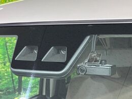 【スマートアシスト】走行中に前方の車両等を認識し、衝突しそうな時は警報とブレーキで衝突回避と被害軽減をアシスト。より安全にドライブをお楽しみいただけます。