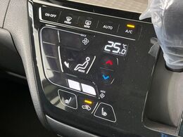 【オートエアコン】一度お好みの温度に設定すれば、車内の温度を検知し風量や温度を自動で調整。暑い…寒い…と何度もスイッチ操作をする必要はありません。快適な車内空間には必須の機能ですね♪