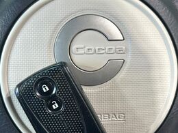 【キーフリーシステム】カバンやポケットに入れたままでもドアの施錠・解錠が可能なスマートキーを装備。エンジンのオン・オフ時もカギを取り出す必要が無いからとっても便利です♪