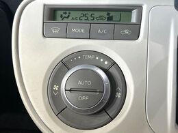 【オートエアコン】一度お好みの温度に設定すれば、車内の温度を検知し風量や温度を自動で調整。暑い…寒い…と何度もスイッチ操作をする必要はありません。快適な車内空間には必須の機能ですね♪