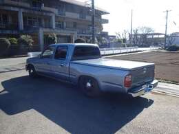 ステップバンパーやトノカバーなど装着済みです。かなりカスタムされている車両になります。現車確認大歓迎です。