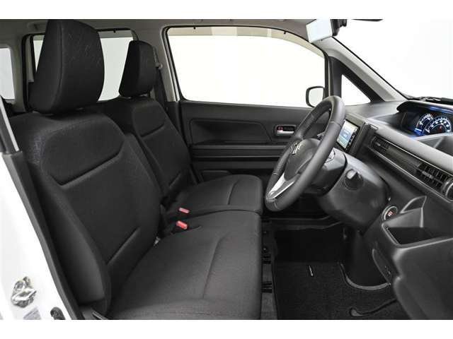 運転席/助手席です。　足元が広く、運転席側が狭い駐車場でも助手席側から乗り降りしやすいベンチシートです。