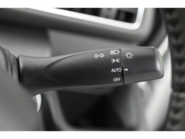 ライトスイッチです。　◇オートライトシステム（AUTO）　車外の明るさに応じて自動的にヘッドライトを点灯・消灯。夕暮れ時やトンネルの続く山道などで役立ちます。